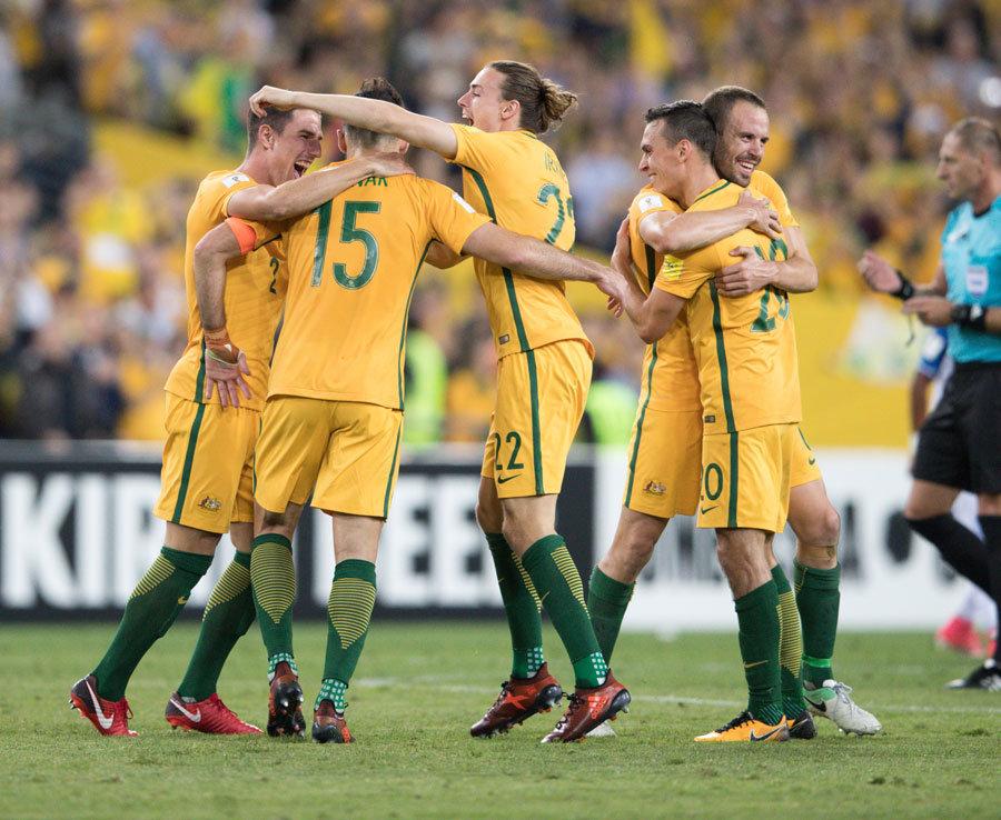 弗拉格砍下35分8篮板，莱昂纳德贡献30分，独行侠客场险胜快船（独行侠客场险胜快船：弗拉格35分8篮板，莱昂纳德砍下30分）