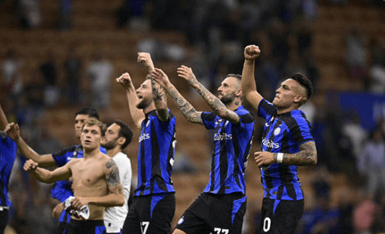 从前的对手再度相遇，博格巴与萨内欧冠相遇赛后寒暄（昔日对手再相逢：博格巴与萨内欧冠赛后寒暄）