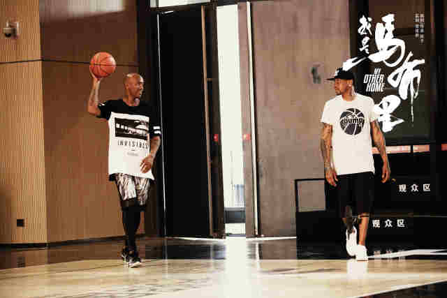 詹姆斯关键三分绝杀（詹姆斯压哨三分定胜负）